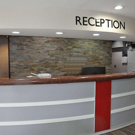 Ramada By Wyndham Abbotsford Hotell Exteriör bild