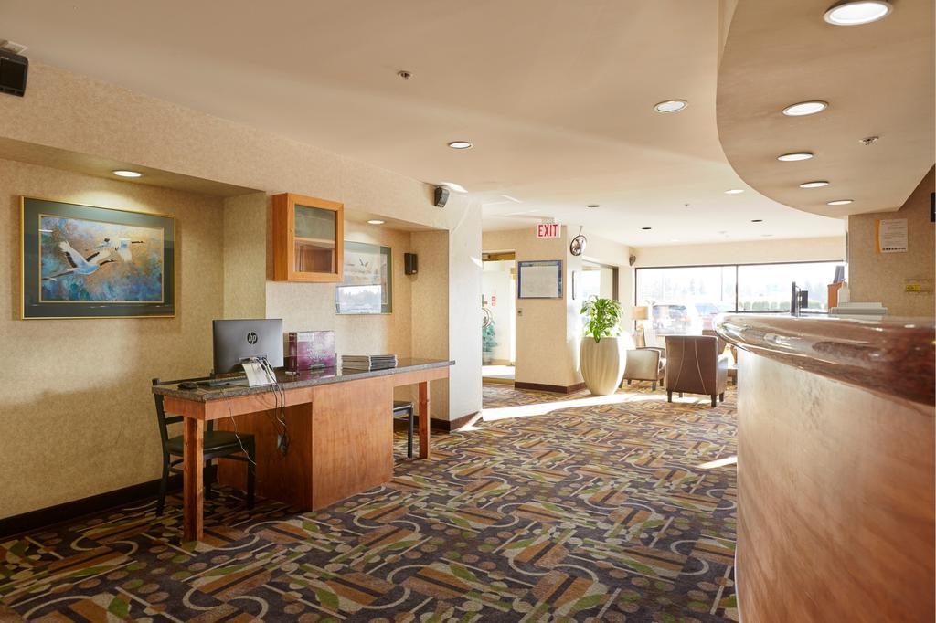 Ramada By Wyndham Abbotsford Hotell Exteriör bild