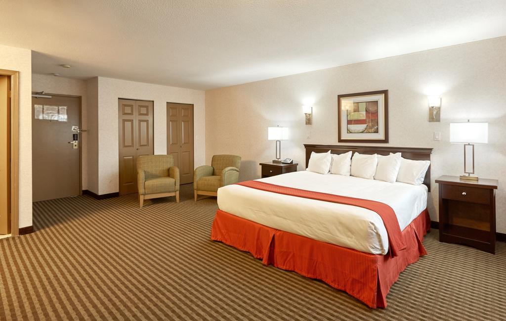 Ramada By Wyndham Abbotsford Hotell Exteriör bild
