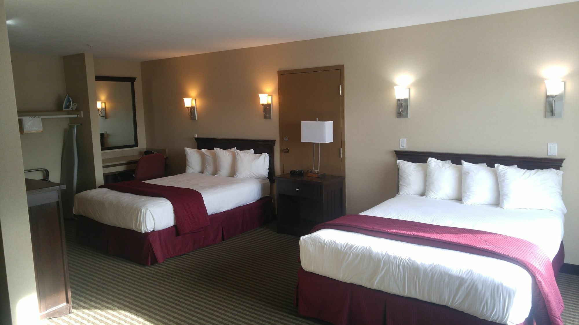 Ramada By Wyndham Abbotsford Hotell Exteriör bild