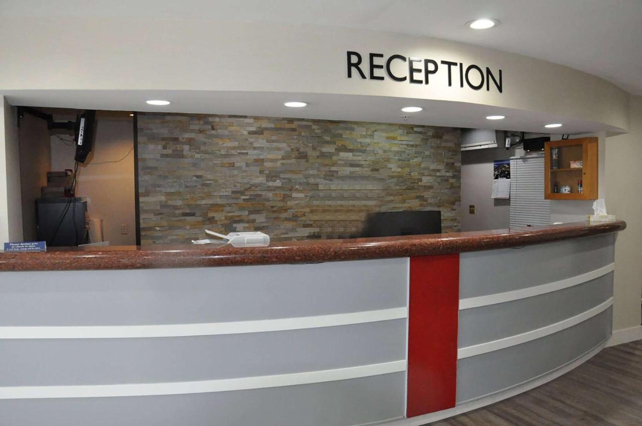 Ramada By Wyndham Abbotsford Hotell Exteriör bild